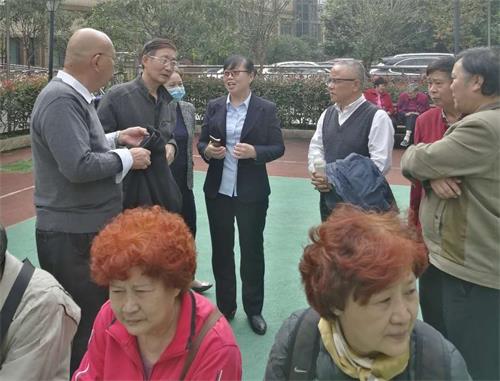 与老人交谈1(缩小).jpg